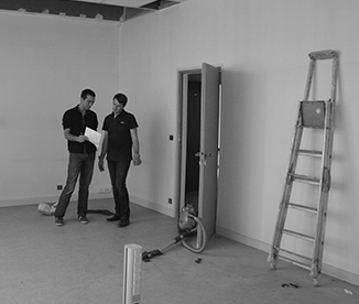 Nicolas et Jérôme étudient le plan dans les nouveaux locaux à aménager