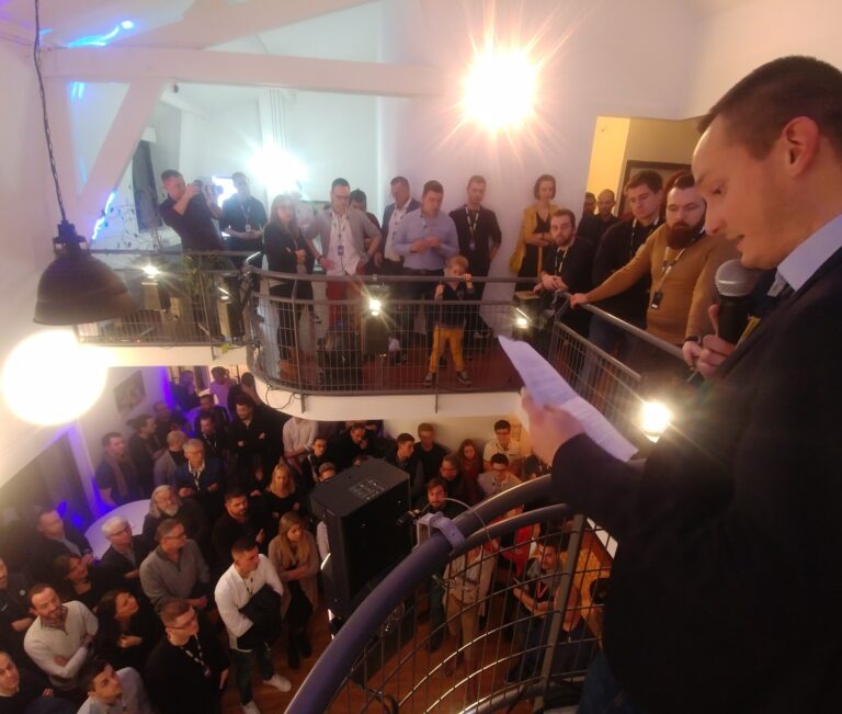 Discours de Benjamin devant une foule compacte pour l'inauguration des étages 2 et 3.